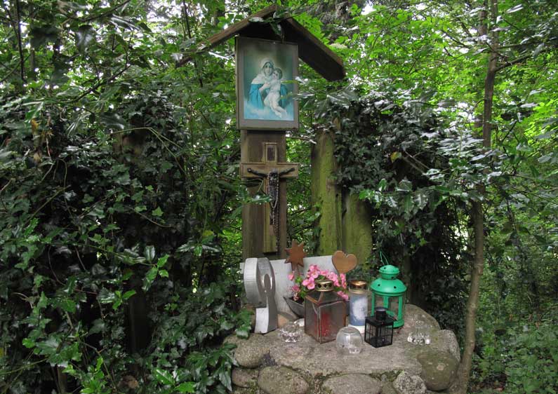 365 x Sempach Un petit sanctuaire dans le bois de l'Allmend invite au recueillement